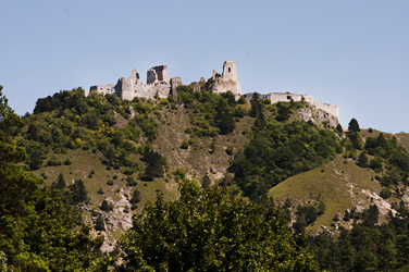 Pohad na hrad z obce Viov