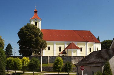 Rmskokatolcky kostol sv. Juraja z roku 1332 v Podol